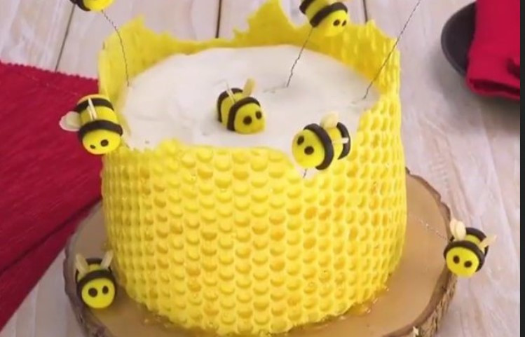 Оригінальний і дуже смачний торт "Бджолиний вулик": ідеальний десерт до свята.