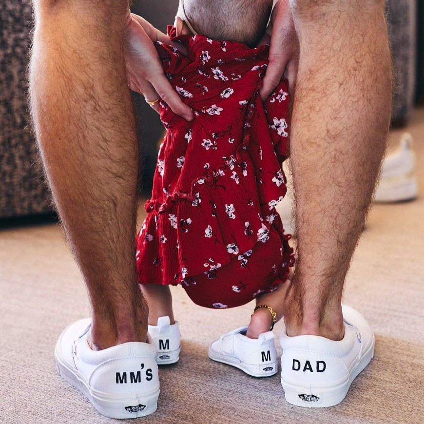 Нік Джонас гуляє з 5-місячною дочкою Малті Марі в однакових кросівках (ФОТО)