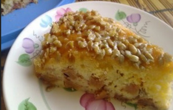 Ніжний та смачний мокрий яблучний пиріг: задовольнить навіть самих вибагливих кулінарів 