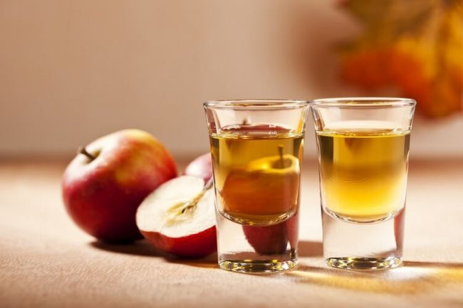Як власноруч зробити яблучно-медову наливку
