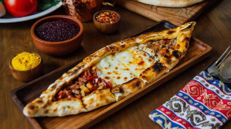 Турецька піца – піде: рецепт смачнющого "човника" з м'ясом та овочами
