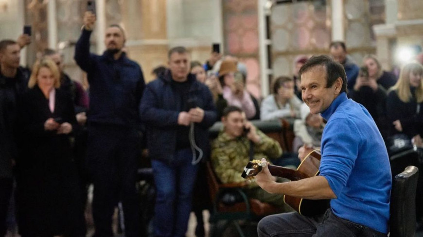 Святослав Вакарчук дав імпровізований концерт на київському вокзалі 