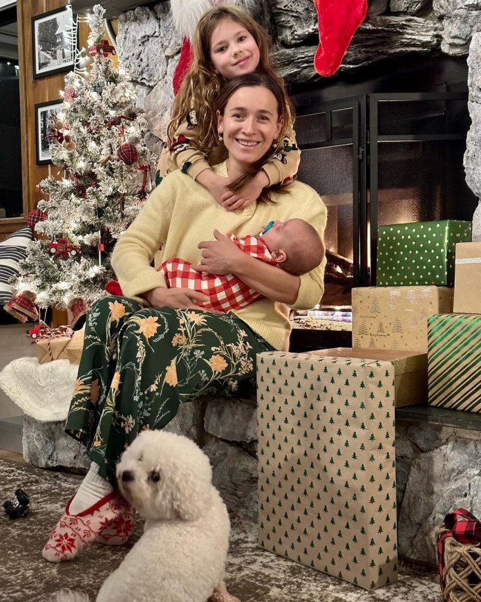 дружина Андрія Бєднякова показала новорічне фото з двома дітьми 