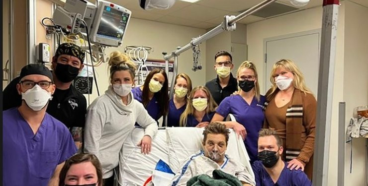 Джеремі Реннер, якого переїхав снігоприбиральник, відсвяткував день народження у лікарні