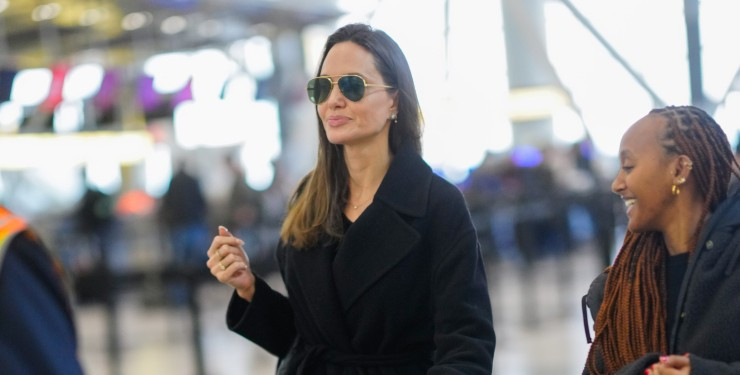 Анджеліну Джолі помітили в аеропорту в total-black образі в компанії доньки