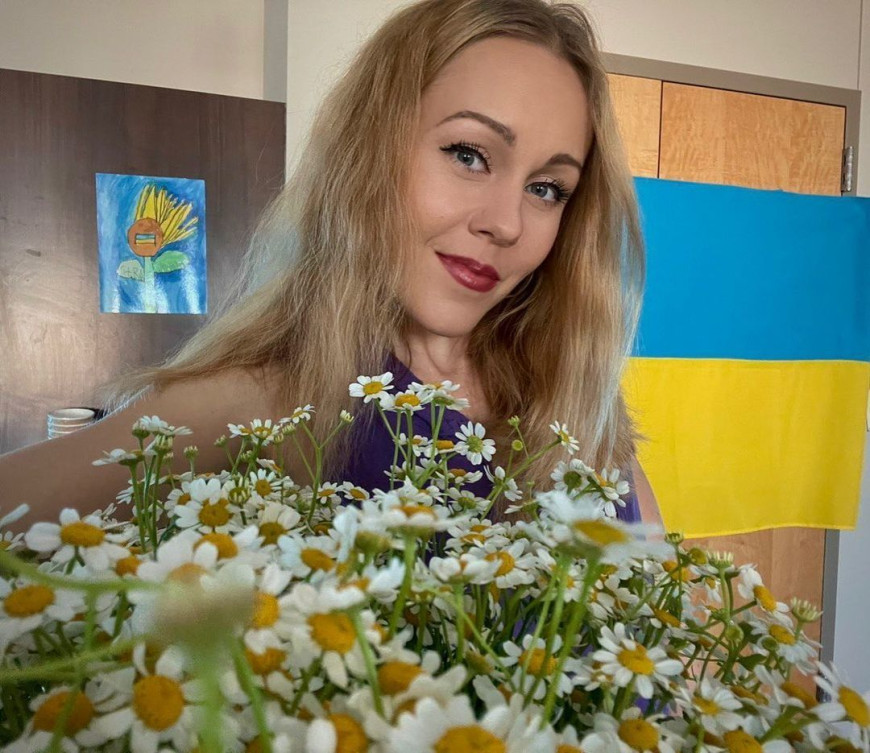  Alyosha замилувала світлиною з букетом ромашок на тлі українського прапора 