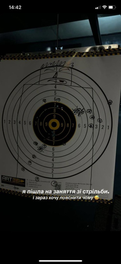  Даша Квіткова взяла до рук зброю та пояснила, навіщо вчиться стріляти 