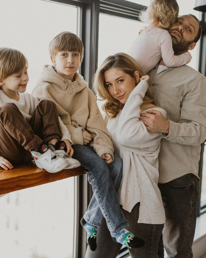 Стася Ровінська замилувала ніжним фотосетом з чоловіком та трьома дітьми 
