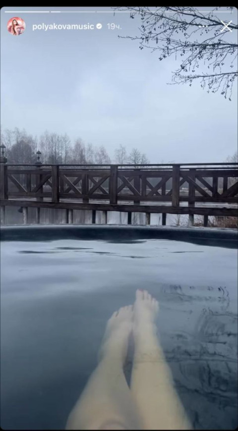 Оля Полякова на відпочинку пірнула у холодну воду (ФОТО)