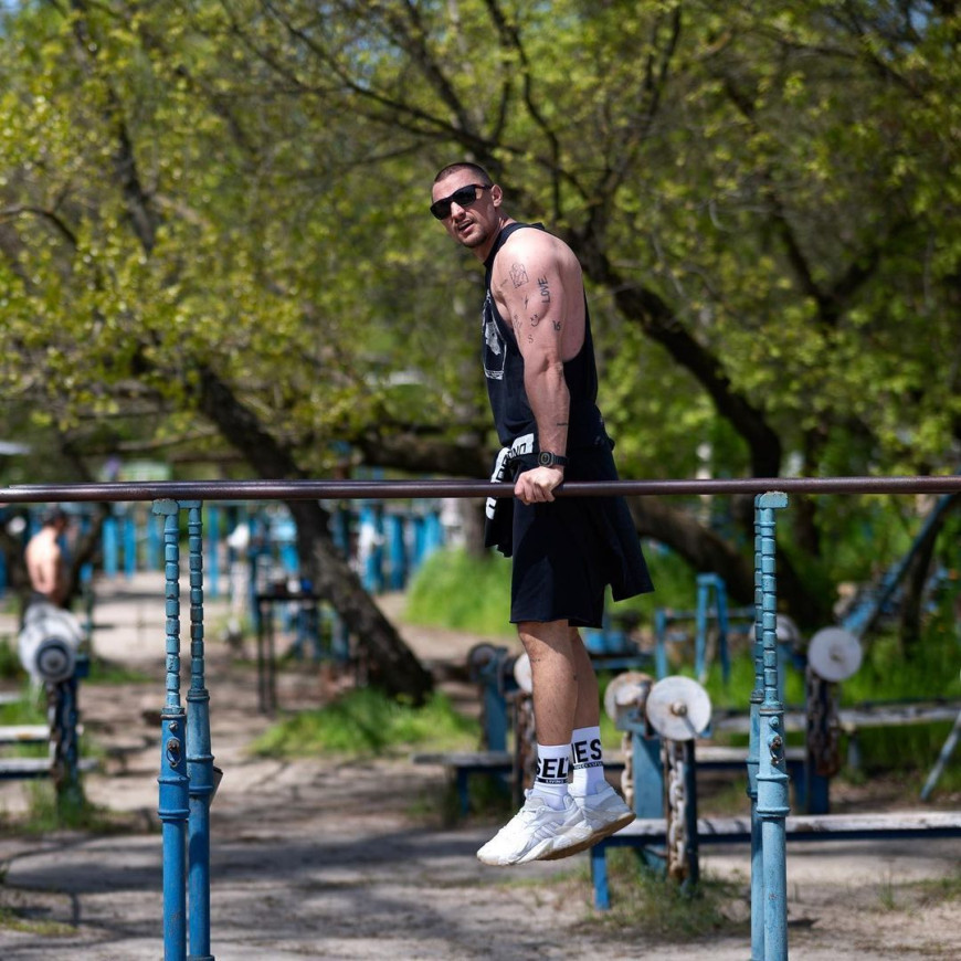  Тарас Цимбалюк похизувався сталевими м'язами та міцною статурою під час тренування 