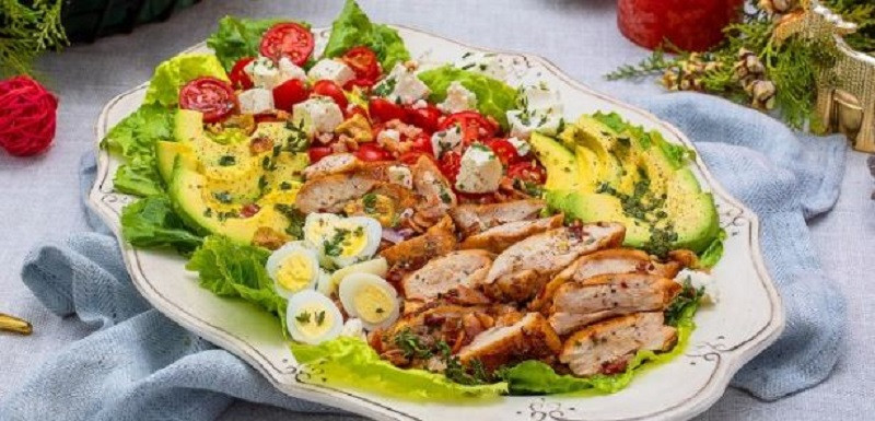 Кобб-салат з курячими стегнами, беконом, авокадо, помідорами чері та фетою на хрумкій листі салату романо