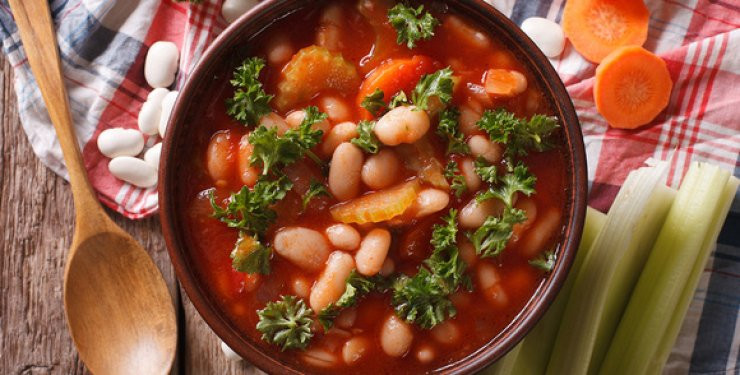 Рецепт томатного супу з куркою, квасолею та овочами