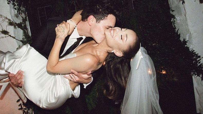 Аріана Гранде поділилася рідкісним фото з чоловіком на їхню річницю весілля