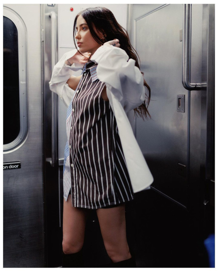  Надя Дорофєєва у сукні-сорочці влаштувала фотосесію у нью-йоркському метро 