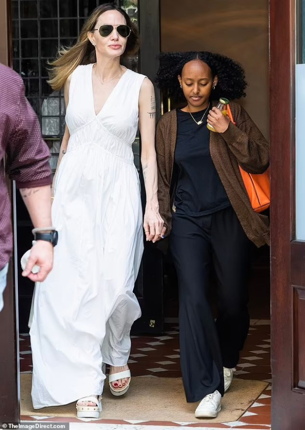  Анджеліну Джолі у тендітній сукні заскочили на прогулянці зі старшою донькою Захарою 