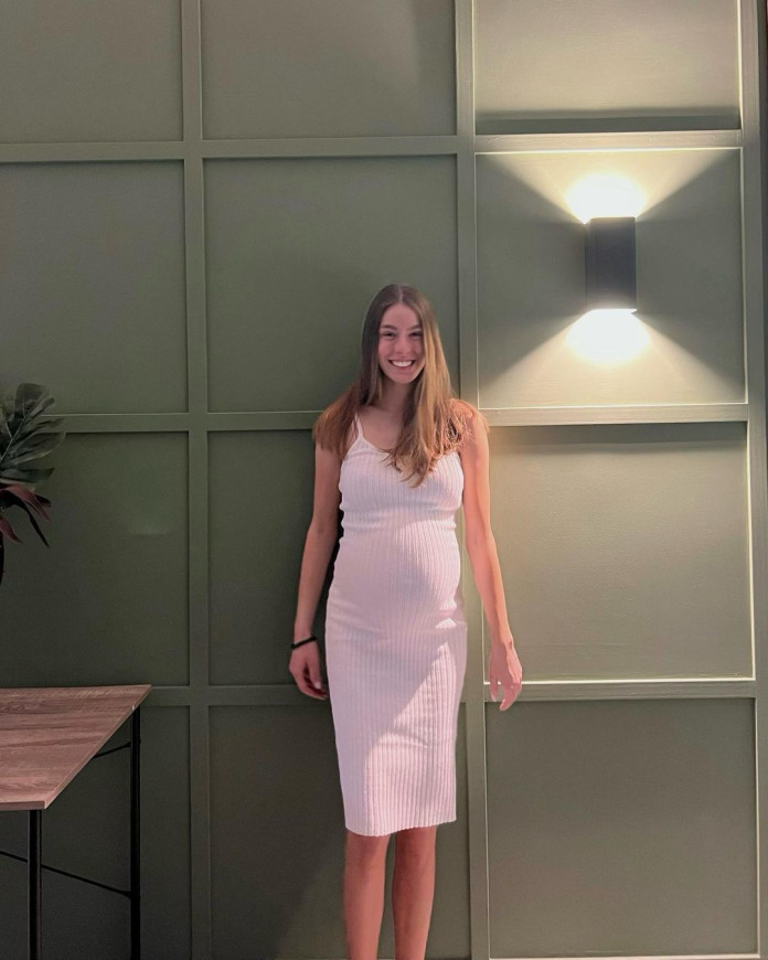  21-річна дружина Іраклі Макацарія показала чималий округлий животик в обтислій сукні 