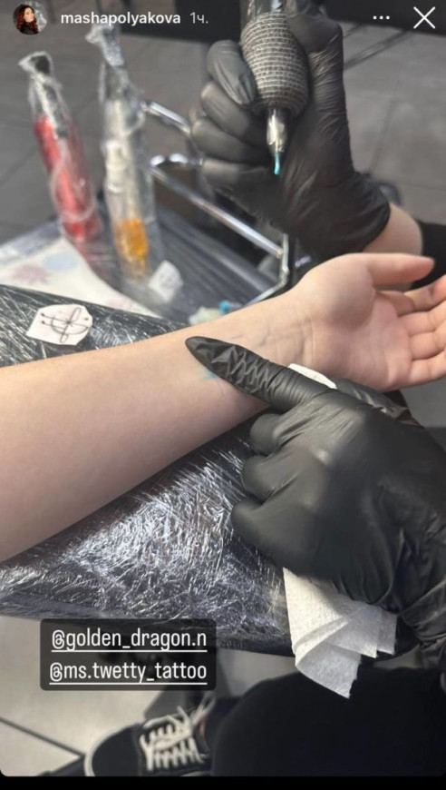  18-річна донька Олі Полякової похизувалася своїм першим татуюванням 