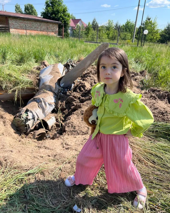Ярмак вразив фото доньки з російською ракетою, яку збили біля будинку 