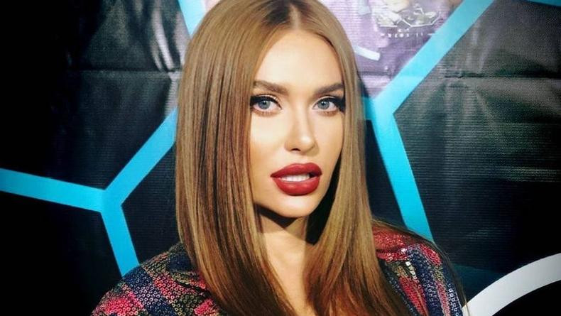  Камінська повеселила підписників світлиною всередині картатої торбини
