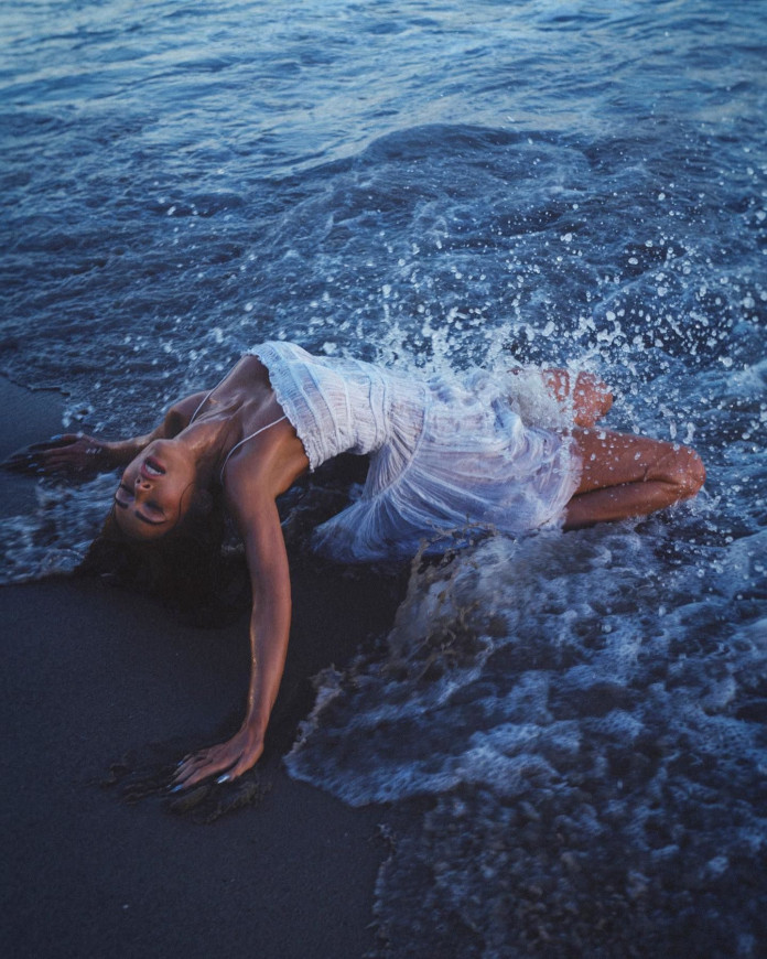 Меган Фокс у мінісукні в фотосесії на березі моря