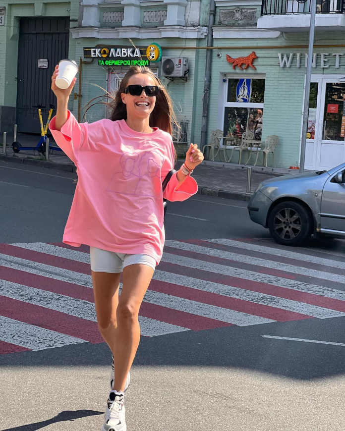  Кумедна Ксенія Мішина розсмішила своєю "невдалою" фотосесією в центрі Києва 