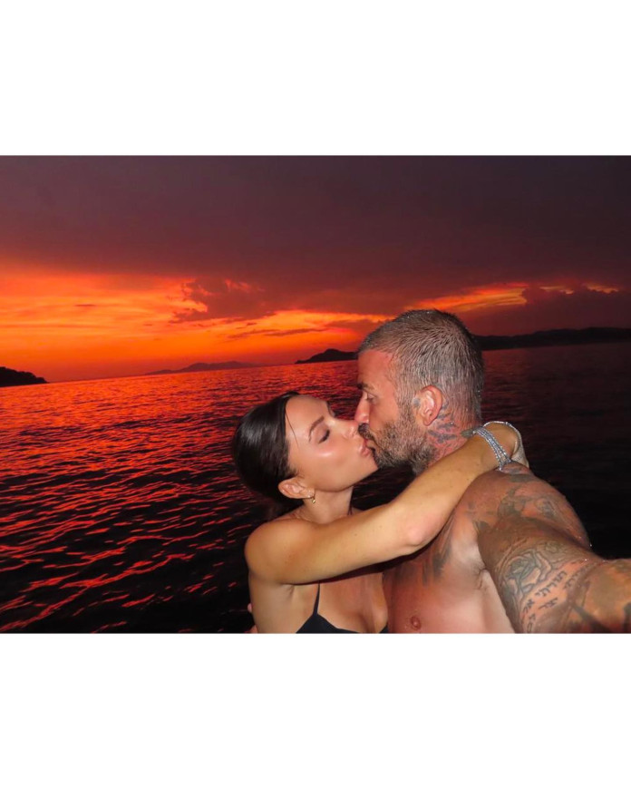 Вікторія Бекхем показала ніжні поцілунки з чоловіком на тлі заходу сонця