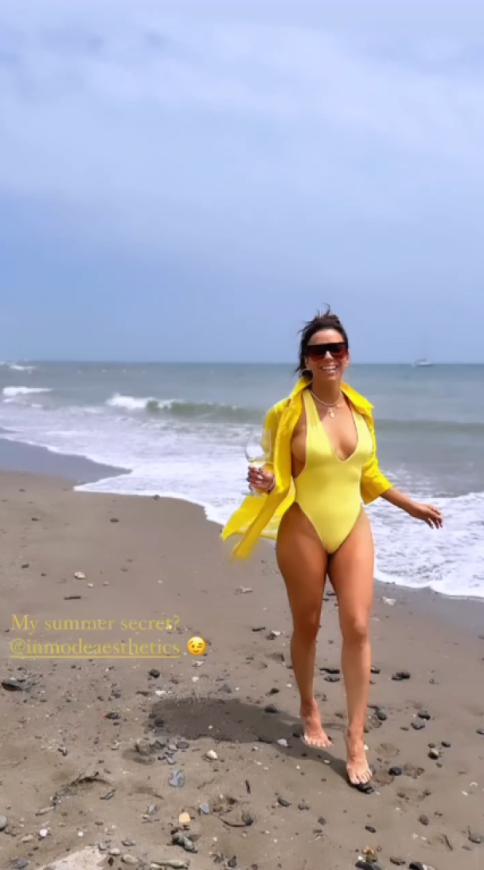  Єва Лонгорія блиснула фігурою в обтислому купальнику (ФОТО)