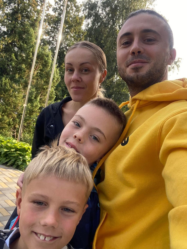  Щасливий Тарас Тополя показався з дружиною Alyosha та синами, які повернулися до України зі США 
