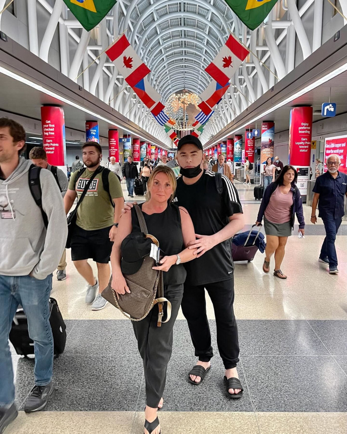 Андрій Данилко показав, як з "мамою" Вєрки Сердючки розважався в аеропорту Чикаго