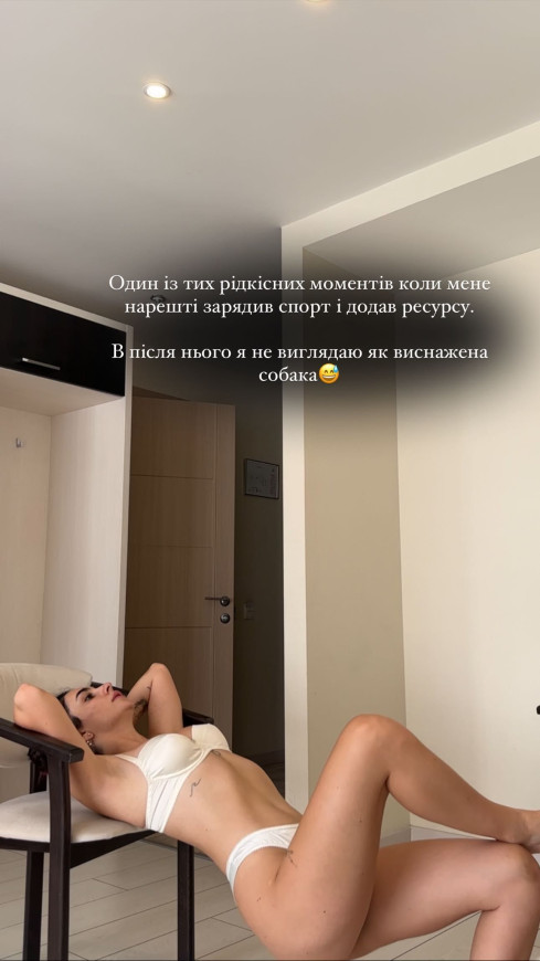  Анна Трінчер у самому лише спідньому показала, як тримає себе в формі 