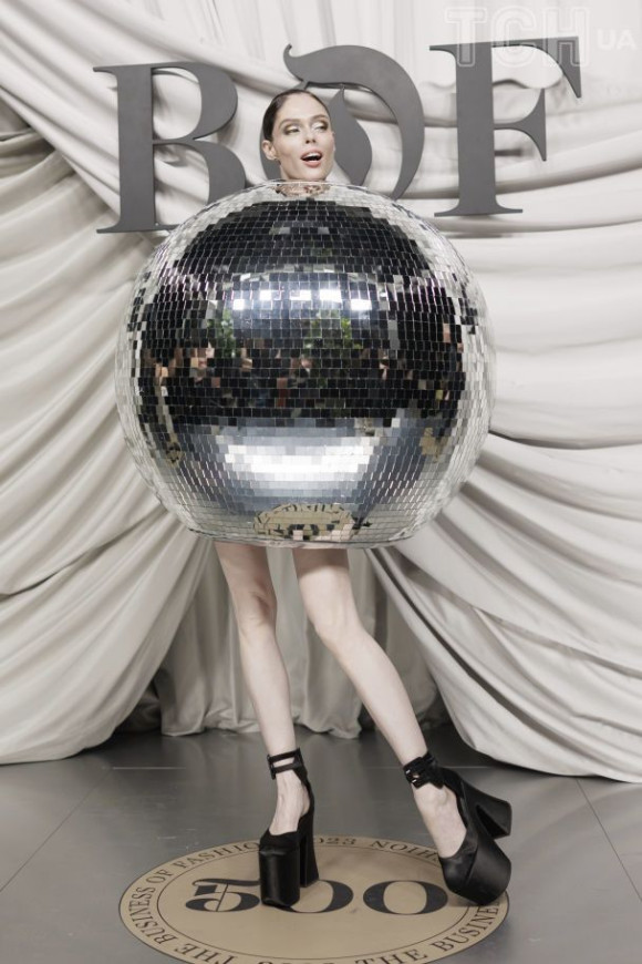 Канадська супермодель Коко Роша з'явилася на публіці у вбранні диско-кулі