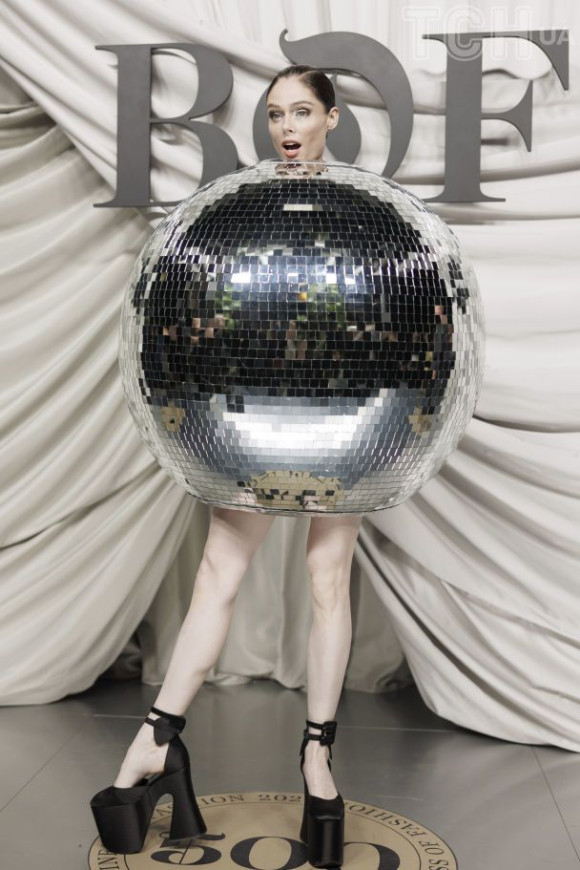 Канадська супермодель Коко Роша з'явилася на публіці у вбранні диско-кулі