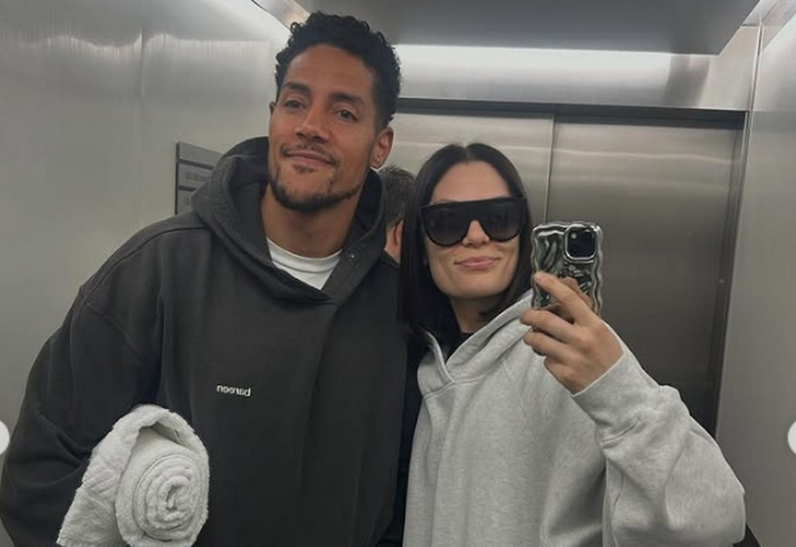 Співачка Jessie J показалася після операції
